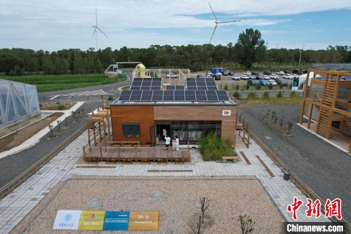 图为大连理工大学代表队设计建造“24·35宅家”太阳能住宅。(无人机照片) 杨毅 摄
