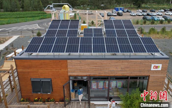图为大连理工大学代表队设计建造“24·35宅家”太阳能住宅。(无人机照片) 杨毅 摄
